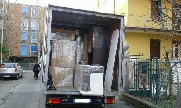 Furgone caricato con mobili protetti