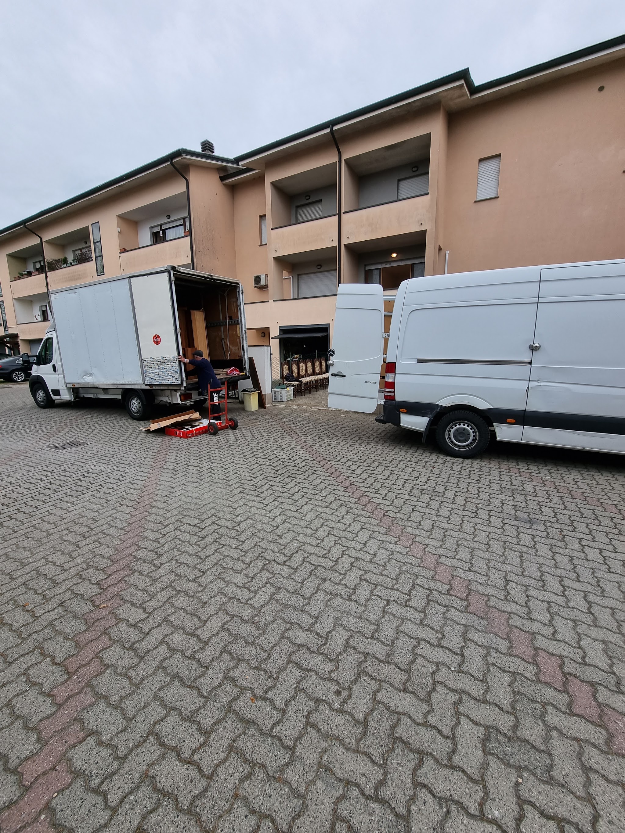 Operazione di trasloco con due mezzi