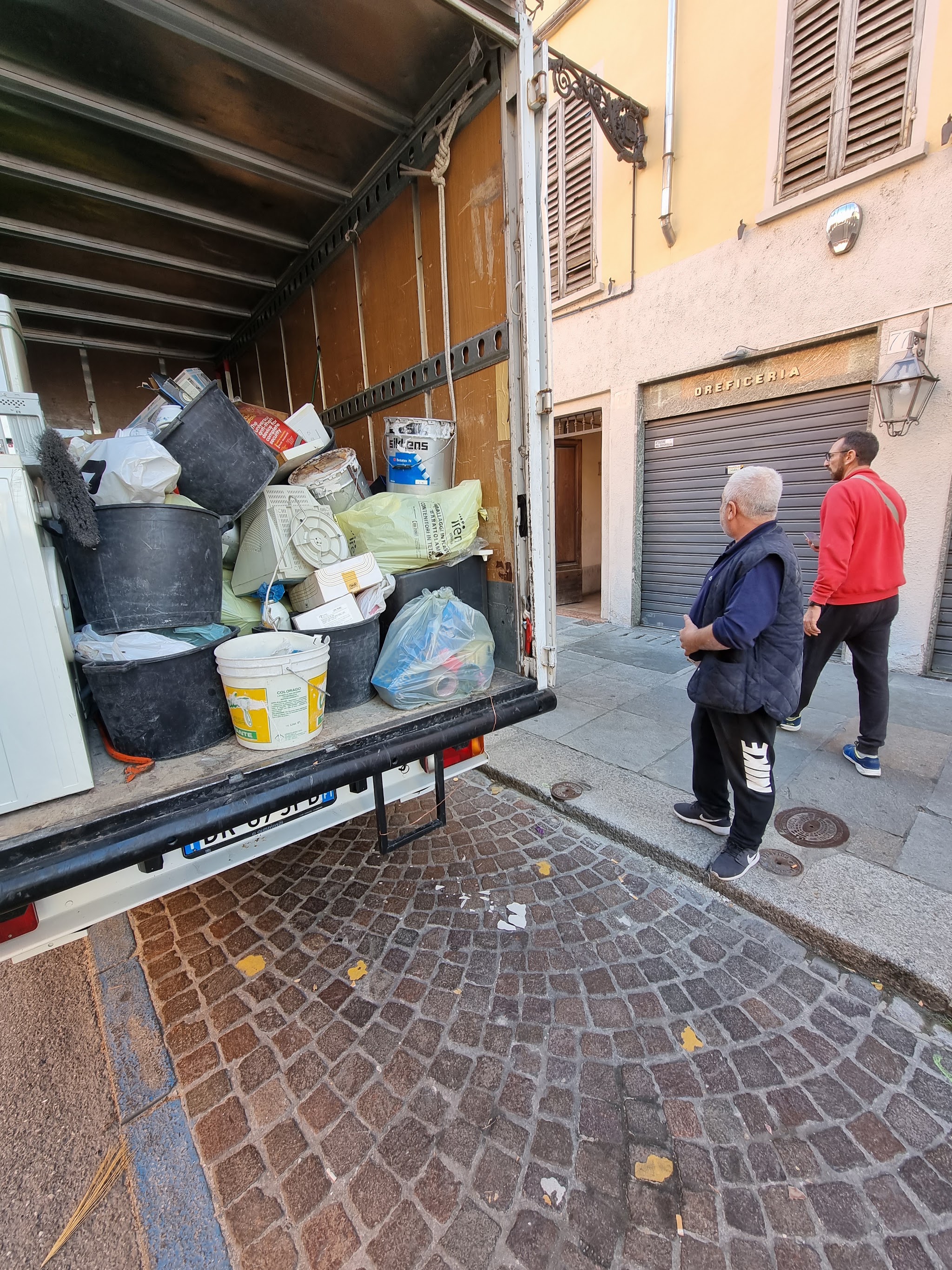 Carico di uno sgombero sul mezzo aziendale